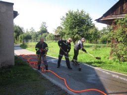 Úklid vozovky po deštích 25.8.